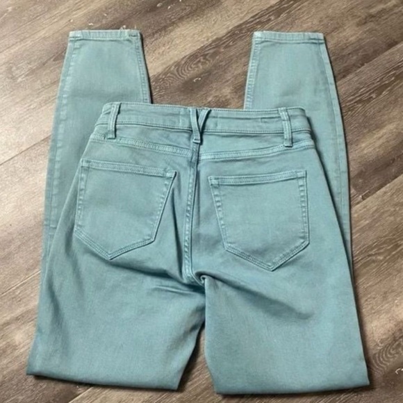 Vineyard Vines Jamie High-Rise Garment-Dyed Jeans - Picture 6 of 12